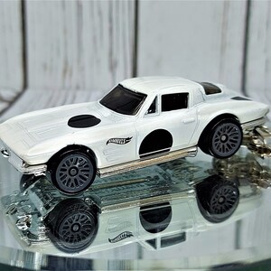 Corvette Sting Ray White &#39;64 key Ring Key Chain
