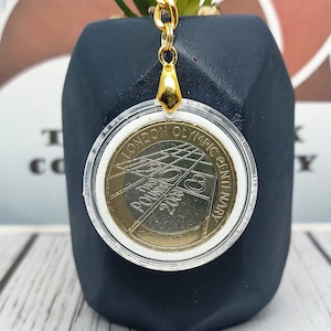 Olympische overhandigingsceremonie 2008, Britse munt van 2 pond in een capsule, sleutelhanger op een kaart aan de achterkant in een presentatiehoes