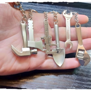 Llaveros de herramientas 6 opciones Llave ajustable Martillo Calibradores Hacha Llave inglesa Pala en una tarjeta de respaldo y en una funda de celofán regalo para papá