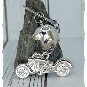 Porte-clés moto et casque couleur argent sur une carte de support dans une pochette en cellophane scellée