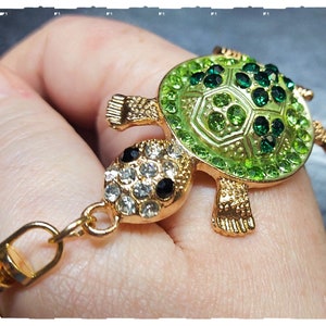 Green Turtle Jewel Encrusted Gold Farbe Schlüsselbund auf einer Display-Karte in einer versiegelten Cellophanhülle