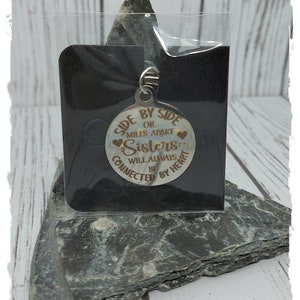 Les sœurs côte à côte ou à des kilomètres l'une de l'autre seront toujours liées par leur coeur, porte-clés avec message sur une carte de support avec sac cadeau en option