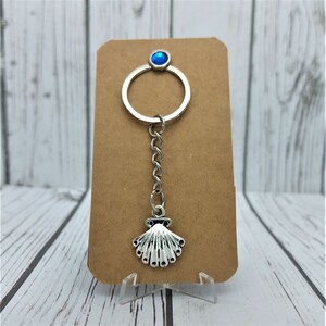 Love Charm Schlüsselanhänger mit dekorativem Split Pin auf Karte