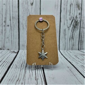 Schneeflocke Charm Schlüsselanhänger mit dekorativem Split Pin auf Karte