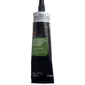 Puede incluir: Un tubo negro de adhesivo 3M Auto Advanced Black Super Weatherstrip and Gasket. El tubo está etiquetado con el nombre del producto, las instrucciones y una advertencia. El tubo contiene 59 ml.