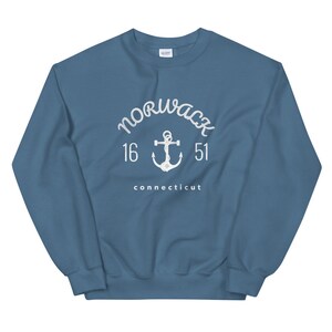 Puede incluir: Una sudadera azul con un gráfico blanco de un ancla y el texto "norwalk 16 51 connecticut".