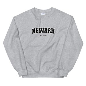 Moletom unissex Newark | Moletom com gola redonda estilo vintage Varsity Newark New Jersey | Presente Newark NJ | Camiseta Newark