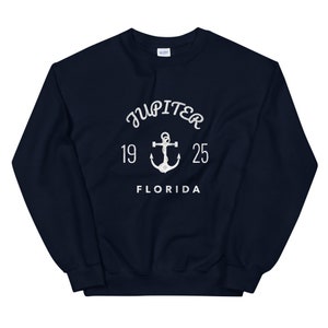 Könnte beinhalten: Marineblauer Sweatshirt mit einer weißen Grafik eines Ankers und dem Text "JUPITER 19 25 FLORIDA".