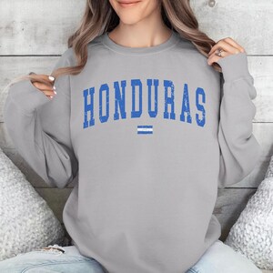Sudadera de Honduras College con letras grandes y cuello redondo en colores cómodos