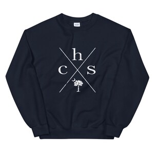 Può includere: Felpa blu navy con un design grafico bianco che presenta una 'h' e una 's' barrate con una 'c' in mezzo. Il grafico include anche una palma con una mezzaluna.