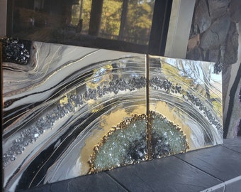 Könnte beinhalten: Zwei abstrakte Gemälde in einem Schwarz-Weiß-Gold-Farbschema. Die Gemälde zeigen ein Geoden-Design mit einem goldenen Umriss und einer klaren Kristallmitte.