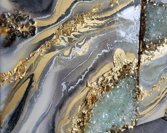 Könnte beinhalten: Abstrakte Malerei mit schwarzem, weißem und goldenem Hintergrund. Das Gemälde zeigt einen großen, klaren Kristall, der in die goldene Farbe eingebettet ist.