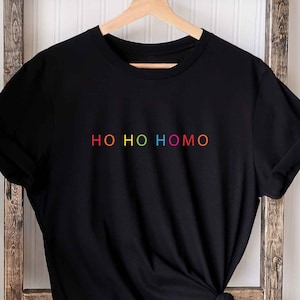 Ho Ho Homo Gay Weihnachten Shirt, Gay Weihnachten lustiges T-Shirt, Regenbogen Pride Geschenk, LGBTQ Urlaub Tee, Queer Xmas Party Top, Lesbische Weihnachtskleidung