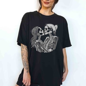 Besando esqueleto camisa de colores cómodos, camiseta del orgullo lésbico LGBTQ, camiseta sáfica de Halloween, novia queer dos mujeres besan top unisex gótico
