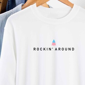 Rockin Around Transgender Flag Christmas Sweatshirt, Trans Holiday Maglione, Sottile Trans Pride Xmas Maglione, Transgender Natale Maglione