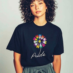 レインボーフラッグフラワープライドクィアアライサポートシャツ、レズビアンユニセックスTシャツ、LGBTQゲイ権利可視化Tシャツ、ラブウィンズプライドマンスアパレル