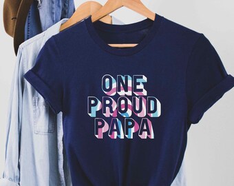 Ein stolzes PAPA Transgenger Flaggen Papa Shirt, Trans Pride Support Shirt, LGBTQ Trans Elternteil, Trans Kind, Trans Sohn Tochter, Trans Vater Geschenk