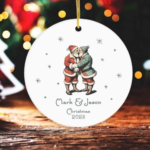 ゲイカップルのためのゲイクリスマスオーナメント、クリスマスツリーの飾り、ゲイウェディングオーナメント、クィア記念日の1回目のクリスマスの記念品、LGBTQの新婚