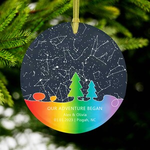 LGBTQ personalizado por fecha mapa de estrellas queer pareja orgullo arco iris ornamento, decoración de recién casados de boda gay, regalo de esposa lesbiana, regalo de aniversario de dos novias