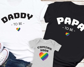 LGBTQ Schwangerschaftsankündigung, zwei schwule Väter passendes Shirt, schwuler Vatertag, zwei Väter, Babybody, Vater zu sein, schwules Paar, das Babyhemd erwartet
