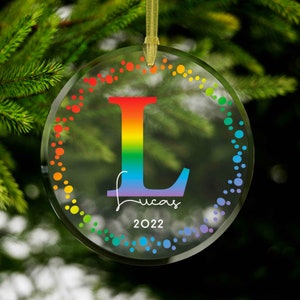 Ornamento de Natal de arco-íris LGBTQ para gay saindo com nome personalizado, ornamento de carta de bandeira de arco-íris do orgulho, presente de Natal queer, ornamento de Natal gay