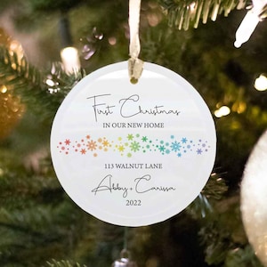 LGBTQ 1st Weihnachten Neues Zuhause Regenbogen Schneeflocke Ornament, LGBT Familie Wohnkultur, Zwei Väter Housewarming Ornament, Lesbische Familie Weihnachtsgeschenk