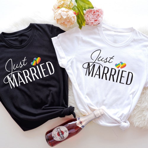 Just Married LGBTQ Rainbow Heart Shirt, Lune de miel gay, Jeune mariée lesbienne, Cadeau de mariage gay, Deux mariées, Deux mariés, Femme lesbienne, Mari gay