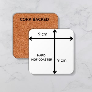 Op de afbeelding: Een vierkante hardboard-onderzetter in wit met een kurken achterkant. De onderzetter meet 9 cm bij 9 cm. De tekst "HARD MDF COASTER" is op de onderzetter gedrukt.