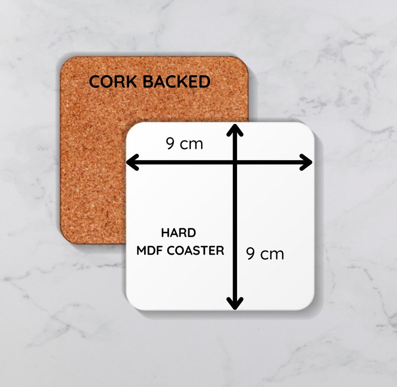 Op de afbeelding: Een vierkante hardboard-onderzetter in wit met een kurken achterkant. De onderzetter meet 9 cm bij 9 cm. De tekst "HARD MDF COASTER" is op de onderzetter gedrukt.
