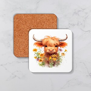 Op de afbeelding: Een close-up van een Highland-koe met een pluche oranje vacht en grote hoorns. De koe is omringd door gele en paarse wilde bloemen.