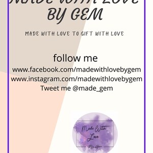 K&ouml;nnte beinhalten: Eine violette Aquarellgrafik mit dem Text "Made with Love By Gem" und den Website-Adressen f&uuml;r Facebook und Instagram. Der Text "follow me" und "Tweet me @made_gem" ist ebenfalls enthalten.