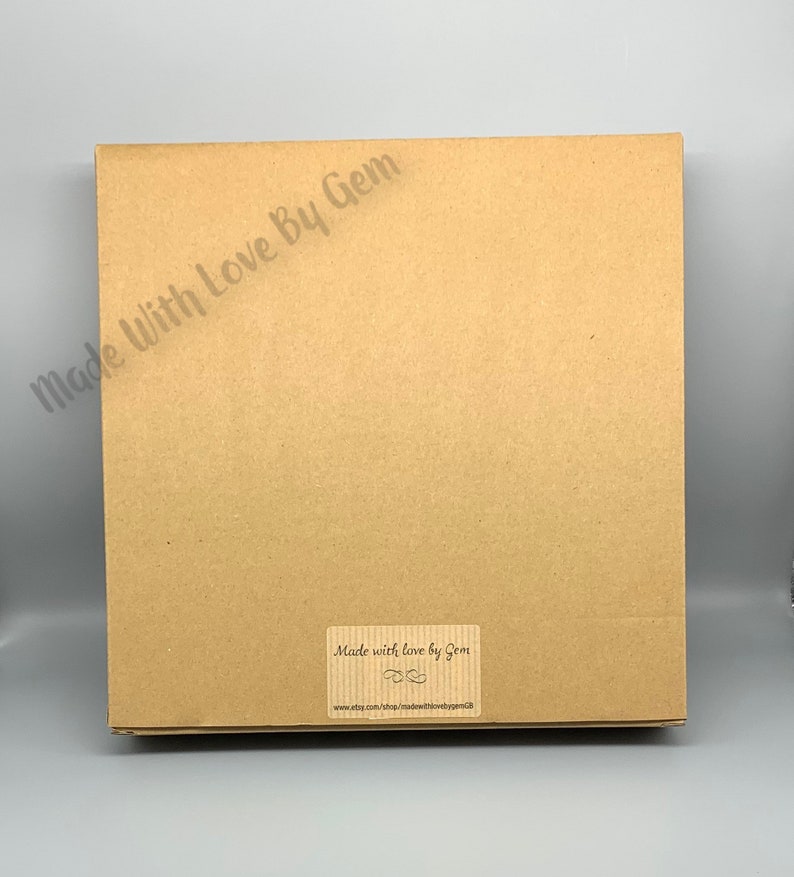 Peut inclure: Une bo&icirc;te en carton marron avec une &eacute;tiquette indiquant "Made with love by Gem" et une adresse de site web.