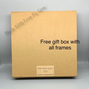 K&ouml;nnte beinhalten: Ein brauner Karton mit dem Text "Made With Love By Gem" und "Free gift box with all frames" darauf gedruckt. Der Karton hat auch einen Aufkleber mit dem Text "Made with love by Gem" und einer Website-Adresse.