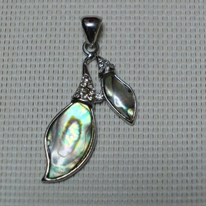 925 Sterling Silver Mother of Pearl Flower Pendant J37
