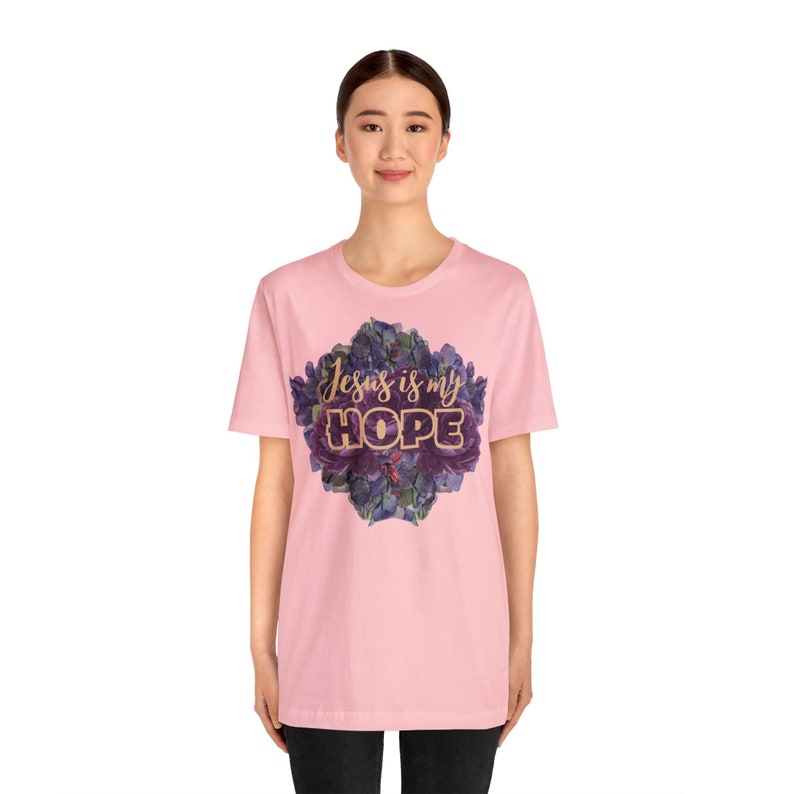 Damen Sommer Shirt mit zartem Blumendruck und Aufschrift: Jesus is my Hope