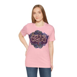 Damen Sommer Shirt mit zartem Blumendruck und Aufschrift: Jesus is my Hope