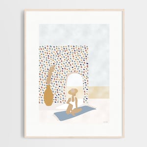Può includere: Un'illustrazione digitale di una persona seduta su un tappeto blu davanti a un arco in piastrelle colorate. La persona indossa un costume da bagno bianco e un cappello. Un vaso con una pianta marrone si trova a sinistra dell'arco.