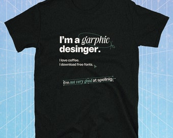 Könnte beinhalten: Schwarzes T-Shirt mit weißem Text, der "I'm a garphic desinger. I love coffee. I download free fonts. I'm not very good at spellnig." lautet.