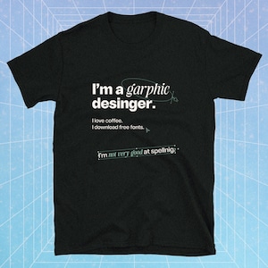 Può includere: Maglietta nera con testo bianco che dice "I'm a garphic desinger. I love coffee. I download free fonts. I'm not very good at spellnig."