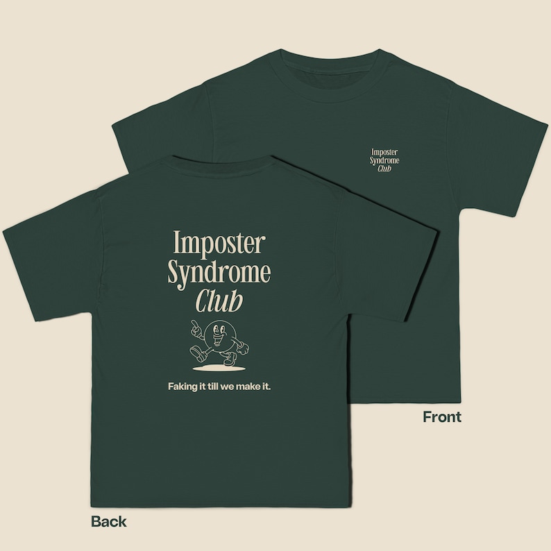 K&ouml;nnte beinhalten: Ein dunkelgr&uuml;nes T-Shirt mit dem Text "Imposter Syndrome Club" und einer Comicfigur auf der R&uuml;ckseite. Die Vorderseite des Shirts tr&auml;gt den Text "Imposter Syndrome Club" in einer kleineren Schriftart.