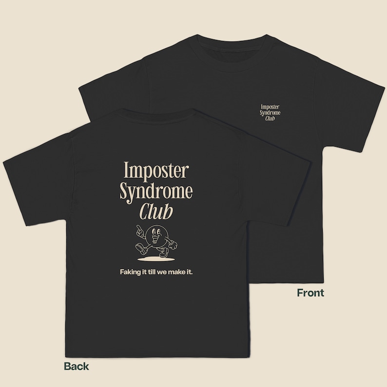 K&ouml;nnte beinhalten: Schwarzes T-Shirt mit einer wei&szlig;en Grafik eines Comic-Charakters und dem Text "Imposter Syndrome Club" und "Faking it till we make it."