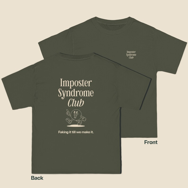 K&ouml;nnte beinhalten: Ein gr&uuml;nes T-Shirt mit dem Text "Imposter Syndrome Club" und einer Comicfigur auf der R&uuml;ckseite. Die Vorderseite des Shirts tr&auml;gt den Text "Imposter Syndrome Club" in kleinerer Schrift.
