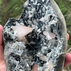 Multiple heulandite crystals with stilbite on black chalcedony