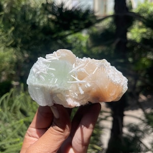 Cristal de apofilita verde com estilbitas e escolecita