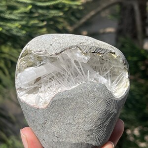 Scolecite crystals inside geode