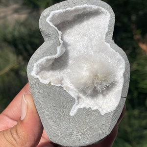 Perfect mesolite flower on mm quartz
