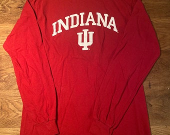 Könnte beinhalten: Rotes Langarm-T-Shirt mit einem weißen "Indiana" und "IU" Logo.