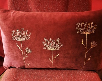 Coussin rectangulaire personnalisé, motif fleurs ombelles dorées, peint à la main, fait en France