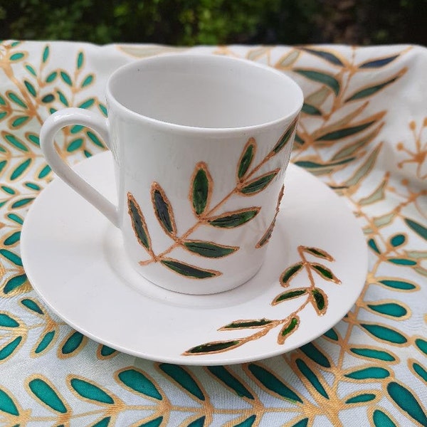 tasse personnalisée, peinte à la main, motifs vert et or, fleurs de thé, fait en France