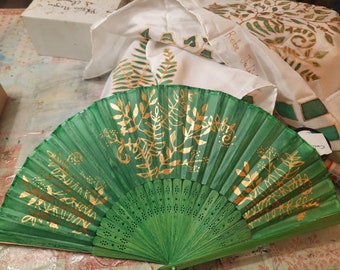 Eventail mariage personnalisé vert et or, peint à la main de motifs de fougères et graminées dorées, éco-responsable,